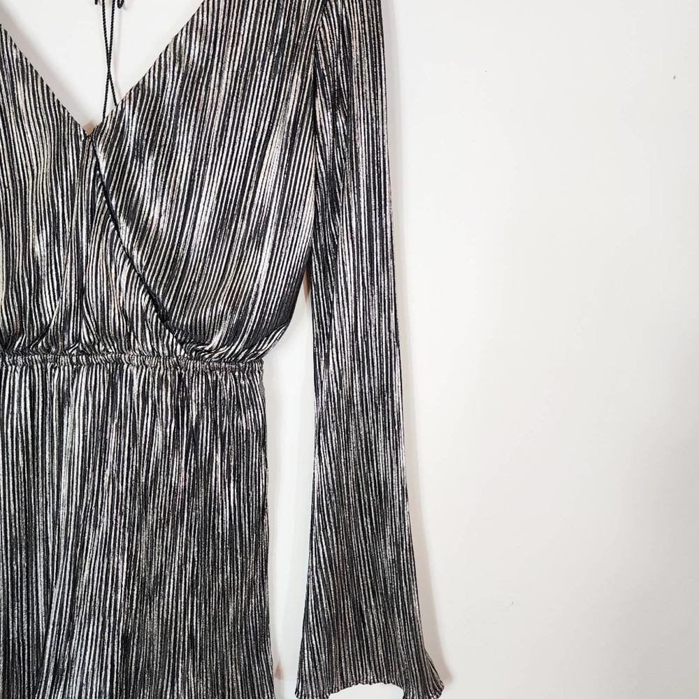 NWT Gianni Bini Bell Sleeve Silver Elastic Waist Adjustable Tie Romper SZ Small - Picture 6 of 10